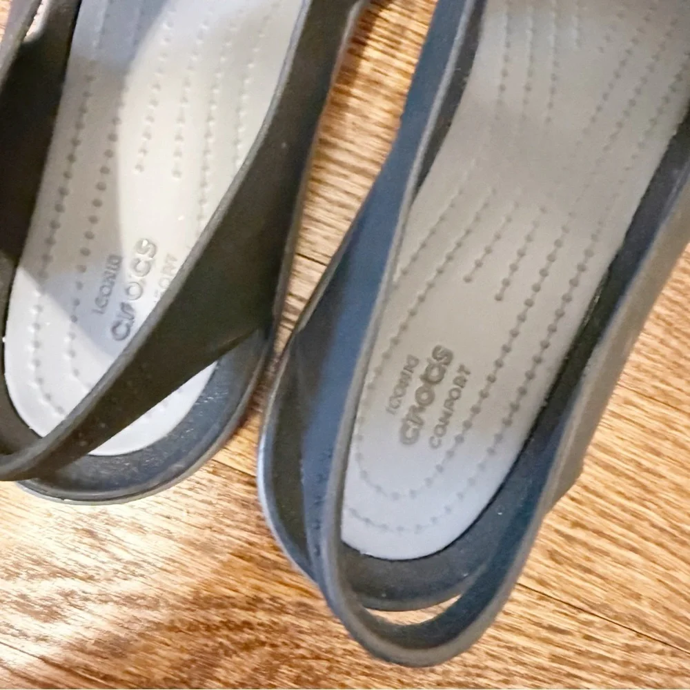 Crocs Womens Swiftwater Wave sandals made of Croslite material Gray/Black Size 8